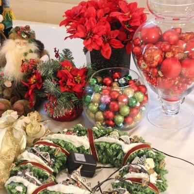 Lot 70 Misc. Christmas DÃ©cor & Wreathe Display