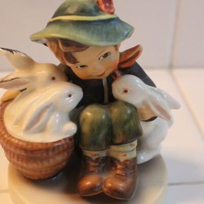 Lot 125 Goebel Hummel Figurine - Playmates - 5870