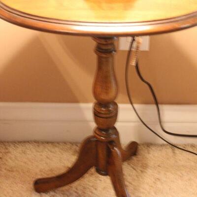 Lot 155 Small Oval Side Table w/ Lamp