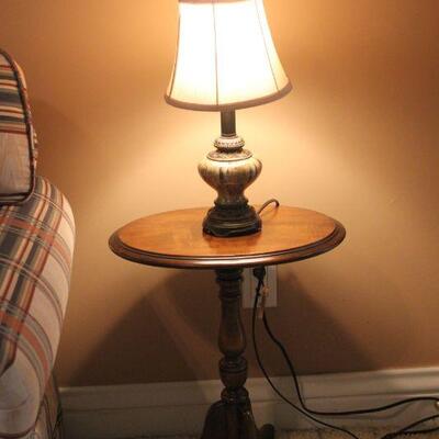 Lot 155 Small Oval Side Table w/ Lamp