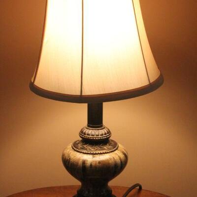 Lot 155 Small Oval Side Table w/ Lamp