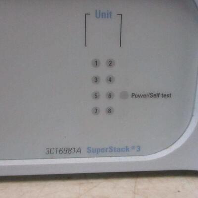 Lot 32 - Com SuperStack 3 Managed Network Ethernet Switch 3300