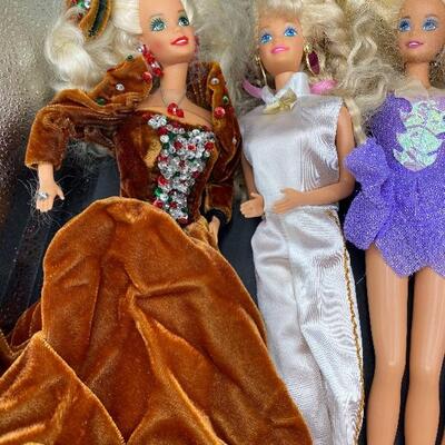 Lot of 7 Vintage Barbie Dolls with Clothes