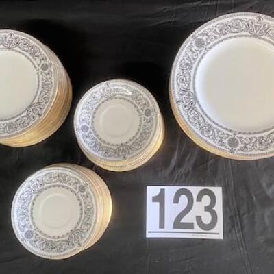 LOT#123: 90+ Piece 1966 Royal Worcester Dinnerware