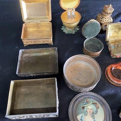 LOT#146: Vanity DÃ©cor Lot #1