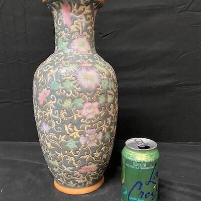 LOT#289: Signed Chinese Porcelain Vase