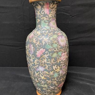 LOT#289: Signed Chinese Porcelain Vase