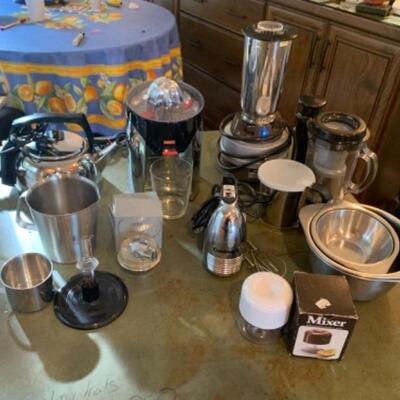 Lot 1.  Assorted small kitchen plug-in appliances---Hamilton Beach Blender, Cuisinart hand mixer, Russel HHobbsobbs tea kettle, bowls,...
