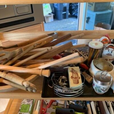 Lot 4. Assorted wooden utensils, kitchen knickknacks, scale, small le Creuset gratin, mold, serving trays, GT Express grill, carafes,...