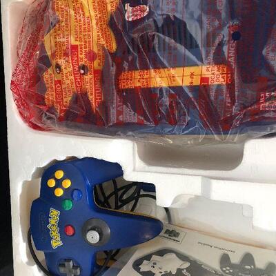 79: Pikachu Nintendo 64 Set Consolue + controller