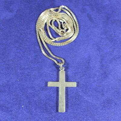 LOT#340: Stamped 14K Gold Crucific & Box Charm 6.9g