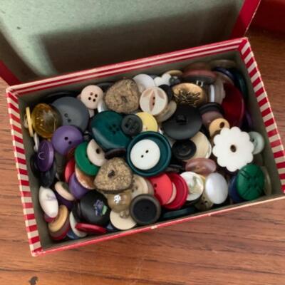 Lot 71 - Vintage Singer Sewing Box and Vintage Buttons