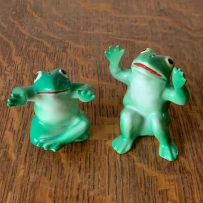 Lot 74 - Vintage Frog Salt and Pepper Shakers