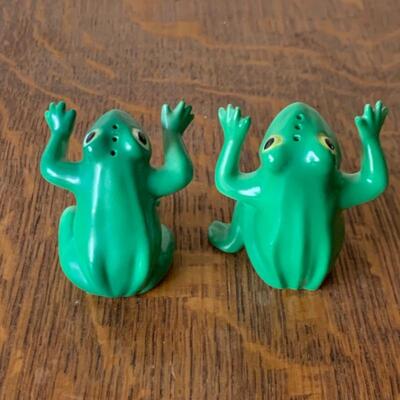 Lot 74 - Vintage Frog Salt and Pepper Shakers