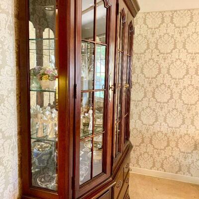 LOT 22 THOMASVILLE CHINA CABINET