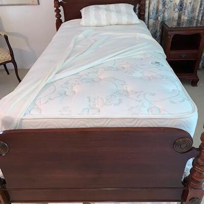 LOT 126 Pair Twin Beds Antique Pineapple Motif Mahogany Frame NEW Mattresses