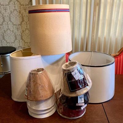 LOT 299 GROUP OF DECORATOR LAMP SHADES 