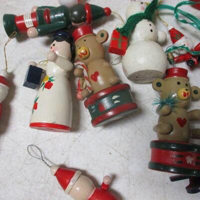 Lot 80 - Christmas Decorations