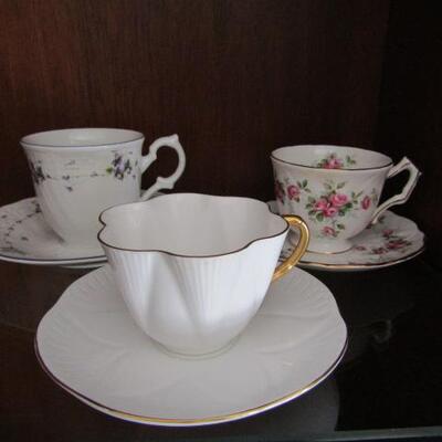 LOT 73  COLLECTION OF CUPS & SAUCERS