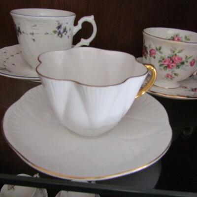 LOT 73  COLLECTION OF CUPS & SAUCERS