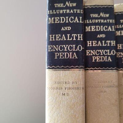 Lot #34: Vintage THE NEW ILLUSTRATED Medical and Health Encyclopedia Set 