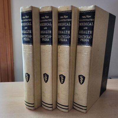 Lot #34: Vintage THE NEW ILLUSTRATED Medical and Health Encyclopedia Set 