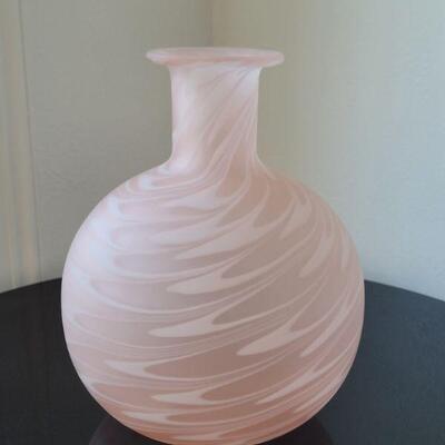 Lot #92: Vintage 10" LARGE Fenton Swirl Glass Vase