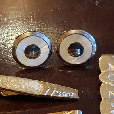 Lot 107: Vintage Cufflinks, Tiebars & Money Clip