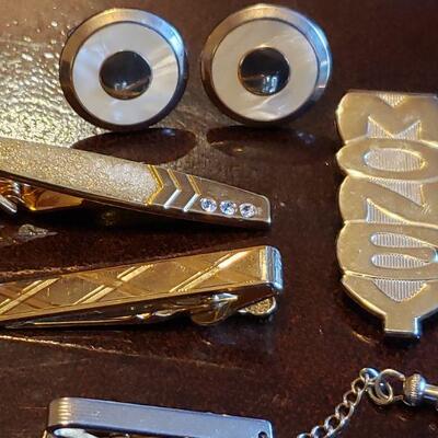 Lot 107: Vintage Cufflinks, Tiebars & Money Clip