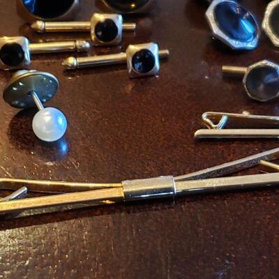 Lot 108: Vintage/Antique Cufflinks & Tiebars/Pin
