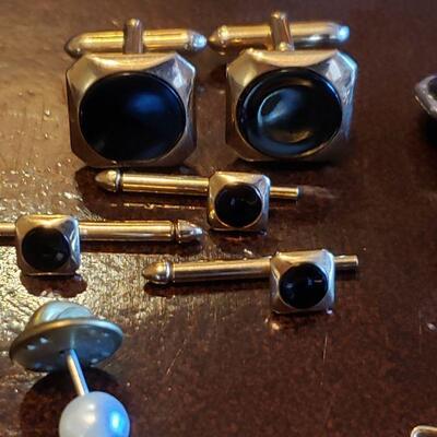 Lot 108: Vintage/Antique Cufflinks & Tiebars/Pin