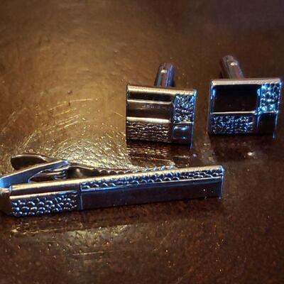 Lot 109: 2 Sets of Cufflinks & Tiebar/Pin