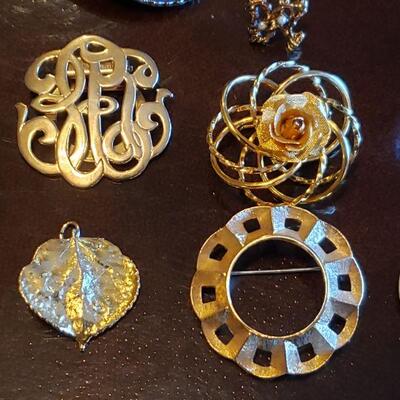 Lot 114: Brooch, 2 Pendants and 1 Scarf Clip lot