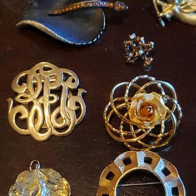 Lot 114: Brooch, 2 Pendants and 1 Scarf Clip lot