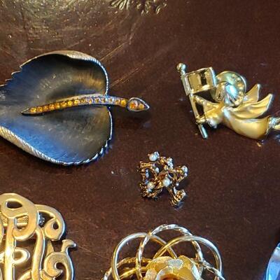 Lot 114: Brooch, 2 Pendants and 1 Scarf Clip lot