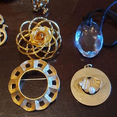 Lot 114: Brooch, 2 Pendants and 1 Scarf Clip lot