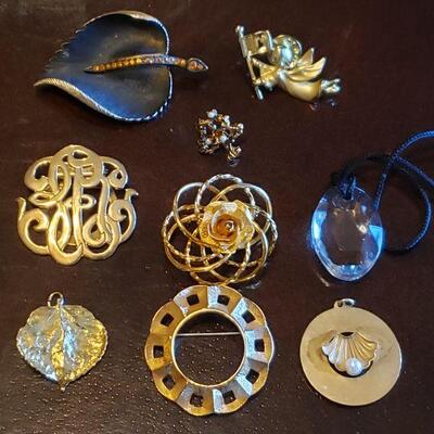 Lot 114: Brooch, 2 Pendants and 1 Scarf Clip lot