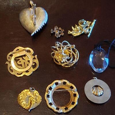 Lot 114: Brooch, 2 Pendants and 1 Scarf Clip lot