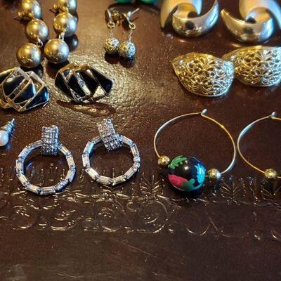 LOT 116: Earrings lot (For Pierced Ears)
