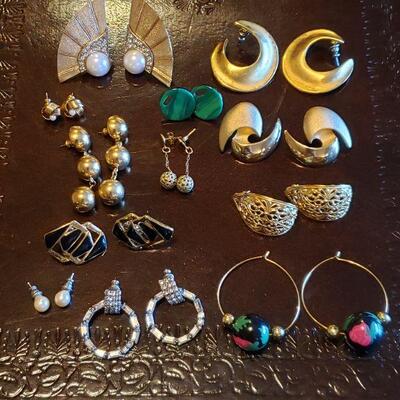 LOT 116: Earrings lot (For Pierced Ears)