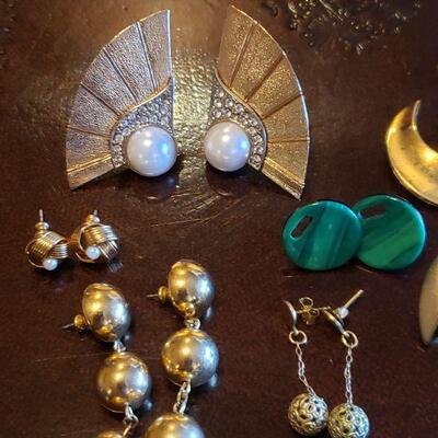 LOT 116: Earrings lot (For Pierced Ears)