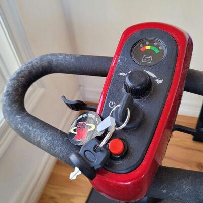 Lot #135: GOLDEN BUZZ AROUND XL Mobility Scooter w/ charger TESTED A+