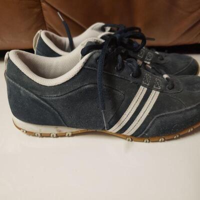 Lot #157: Womens Shoes size 8 (Nike & Reebok)