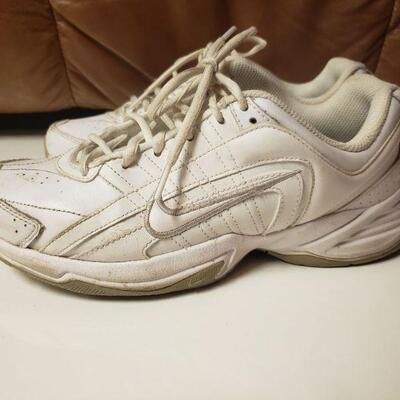 Lot #157: Womens Shoes size 8 (Nike & Reebok)