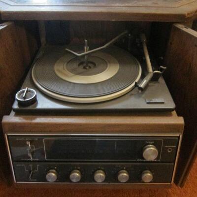Retro vinyl record player console