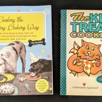 Lot# 19 S - Kitty Treat Cookbook Bledsoe & Fish Cookie Cutter & Cooking the 3 dog Bakery Way