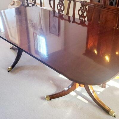 MAHOGANY TABLE SET TABLE WITH 8 CHAIRS 
