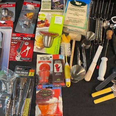 Lot 44 - Kitchen Items (Cutting boards, cheese grater, cheesecake 'grip it', tea infuser, grill cleaning tools and much more!)