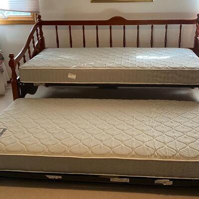 BEAUTIFUL SOLID WOOD TRUNDLE BED