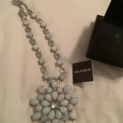 STUNNING VALESKA NECKLCE BROOCH